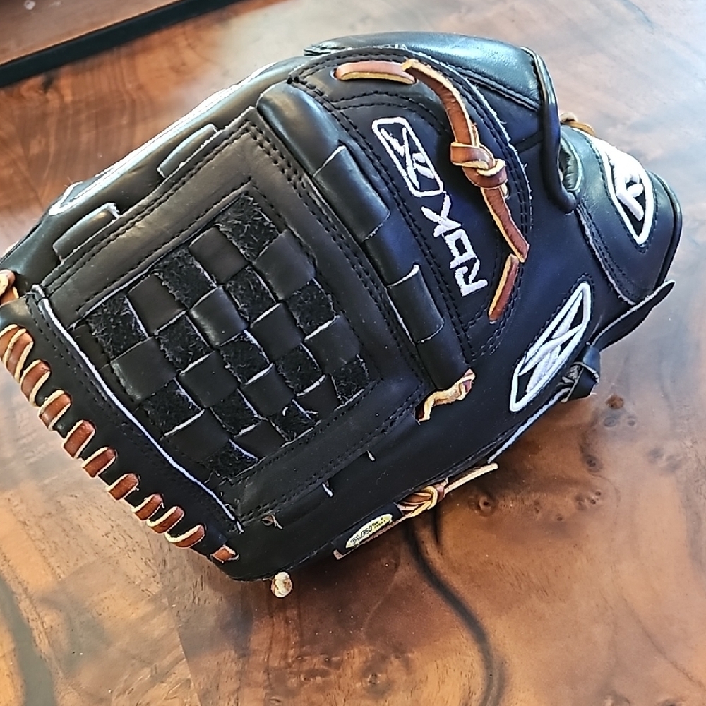 Reebok ⚾️ Baseball Glove⚾️ NWT ⚾️